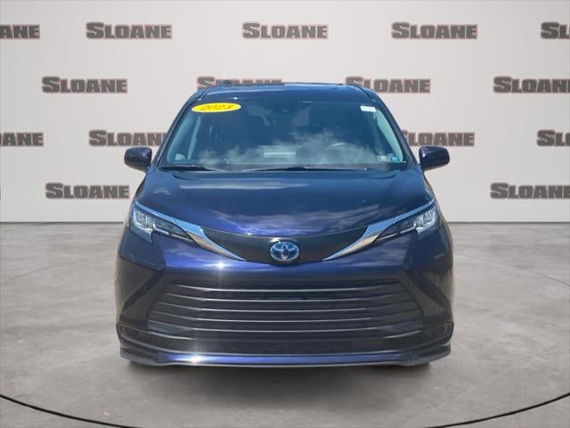 2023 Toyota Sienna LE 8 Passenger