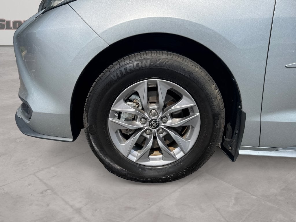 2022 Toyota Sienna LE 8 Passenger