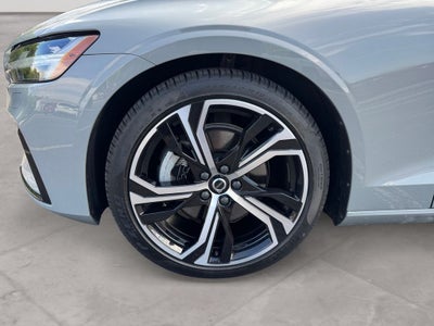 2024 Volvo S60 B5 Core Dark Theme