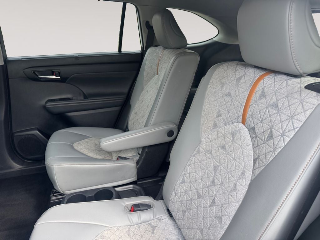 2023 Toyota Highlander Hybrid Bronze Edition