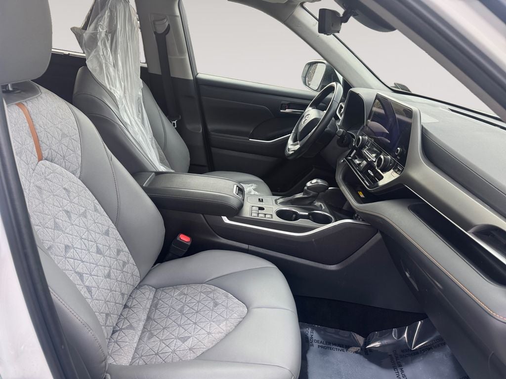 2023 Toyota Highlander Hybrid Bronze Edition