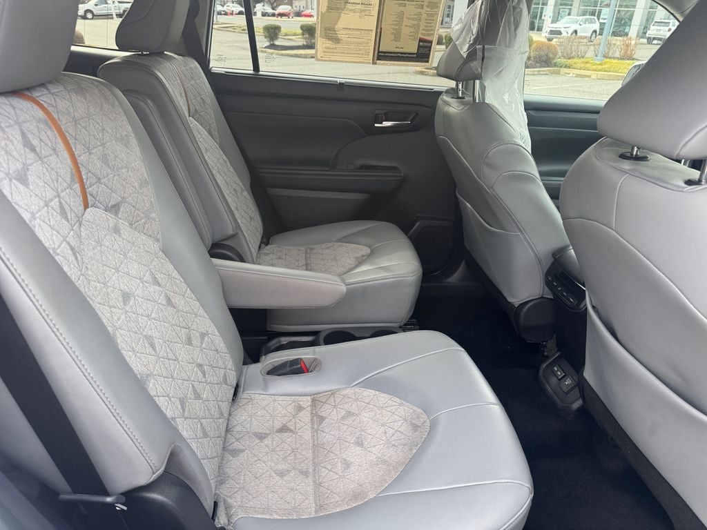 2023 Toyota Highlander Hybrid Bronze Edition