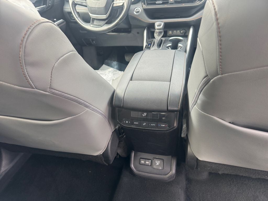 2023 Toyota Highlander Hybrid Bronze Edition